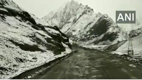  बर्फबारी देखकर सैलानियों के चेहरे खिले