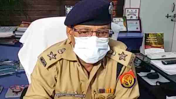Bulandshahr police handcuffed by police the accused of physical attack a 13-year-old girl Bulandshahr police handcuffed by police the accused of physical attack a 13-year-old girl