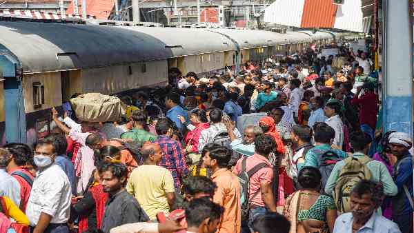 इन सभी ट्रेनों में आरक्षित कोच अनारक्षित किए गए