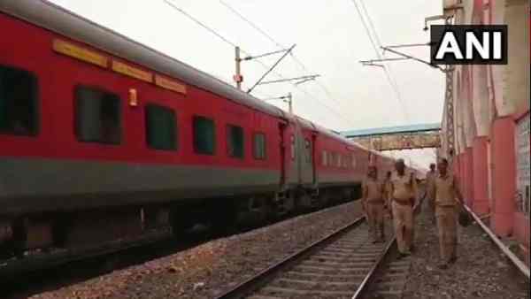 रेलवे ने यात्रियों के लिए जारी की चेतावनी
