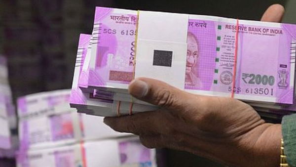 सगाई वाले दिन दुल्हन के पिता ने थाली में दिए 6 लाख कैश, चांदी के सिक्के
