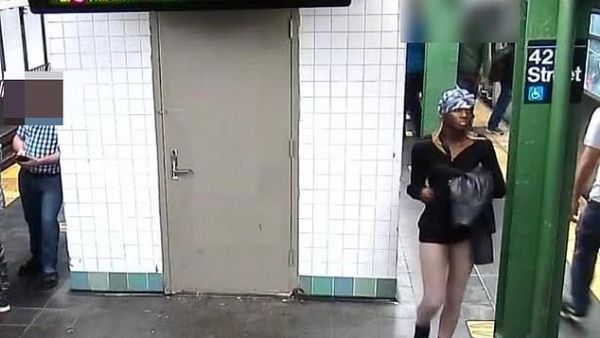 मेट्रो के आगे महिला को धकेला