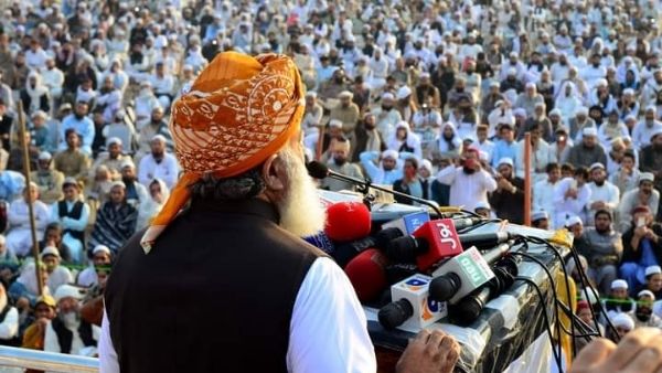 फजलुर रहमान की धमकी चिंता क्यों?
