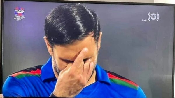 कप्तान की आंखों से निकले आंसू कप्तान की आंखों से निकले आंसू