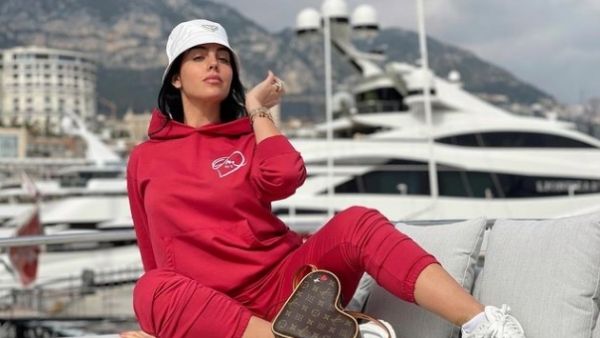 बच्चों का ध्यान रखती हैं जॉर्जीना बच्चों का ध्यान रखती हैं जॉर्जीना