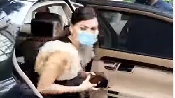 कार से निकलते ही गिरा मोबाइल