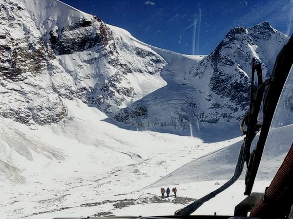 हेलिकॉप्‍टर से दुर्गम स्‍थानों पर पहुंचे, मिलीं लाशें 