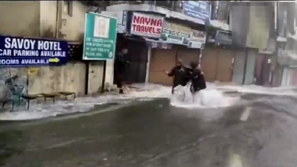 thousand tourists stuck in uttarakhand amid heavy rainfall and landslides, taxi drivers are taking 500-600 rupees