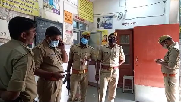 पुलिस ने वाशिंग पाउडर से धुलवा दिया खून