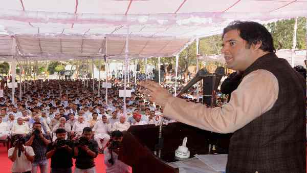 राष्ट्रीय कार्यकारिणी से बाहर किए जा चुके हैं वरुण राष्ट्रीय कार्यकारिणी से बाहर किए जा चुके हैं वरुण