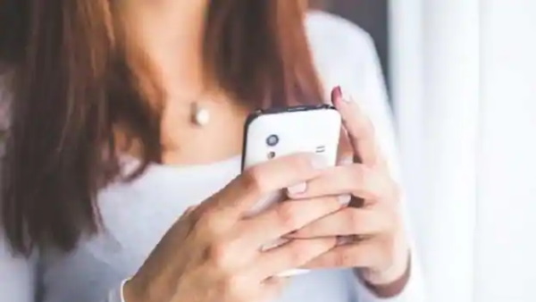 व्हॉट्सऐप पर भेजी पुलिसकर्मी की फोटो