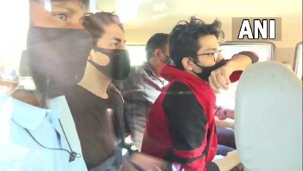 आर्यन पर ड्रग्स के सेवन व खरीद-फरोख्त का आरोप 