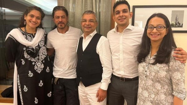 शाहरुख के चेहरे पर हल्की मुस्कान शाहरुख के चेहरे पर हल्की मुस्कान