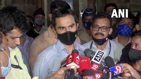 पति समीर के बचान में आई पत्नी क्रांति वानखेड़े पति समीर के बचान में आई पत्नी क्रांति वानखेड़े