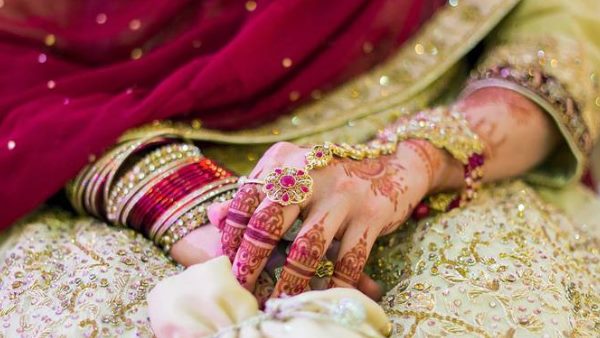 बुजुर्ग महिला नवविवाहित जोड़े के बारे में शेयर करती है ये बात 