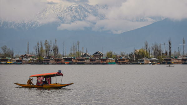 कश्मीर में जोर पकड़ रही सर्दी