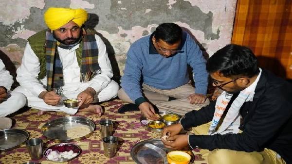 ऑटो चालक के घर केजरीवाल ने खाया खाना ऑटो चालक के घर केजरीवाल ने खाया खाना