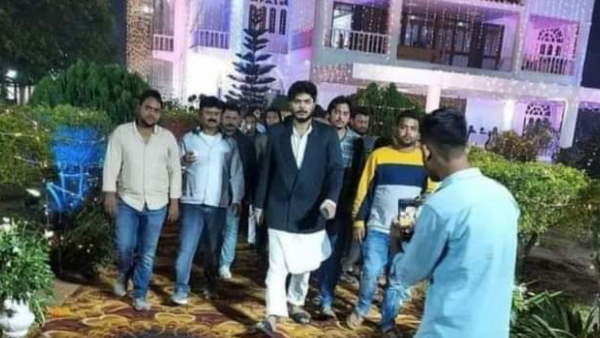 गांव को दुल्हन की तरह सजाया गया