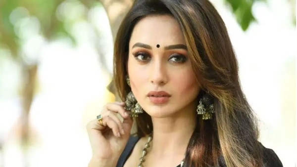 कई यूजर्स ने मिमी को सुनाई खरी खोटी