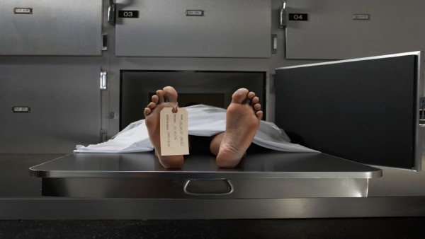 परिवार के पहुंचने तक उसे मुर्दाघर में रखा गया