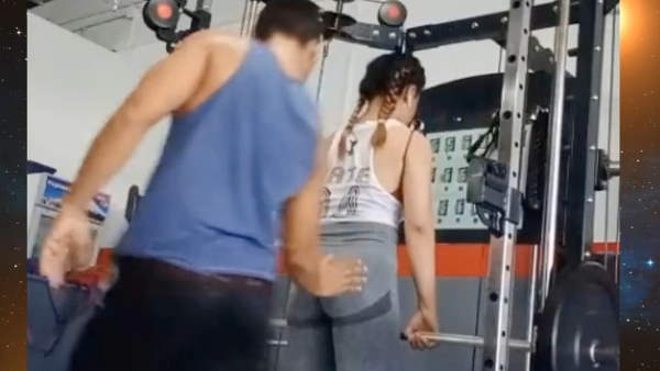 लड़की रिकॉर्ड कर रही थी वीडियो तभी लड़के की हरकत कैमरे में हो गई कैद लड़की रिकॉर्ड कर रही थी वीडियो तभी लड़के की हरकत कैमरे में हो गई कैद