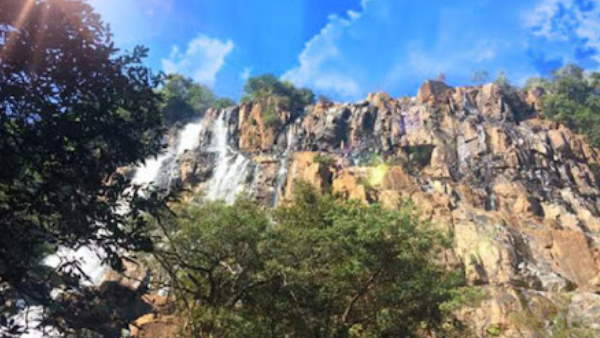 वॉटरफॉल तक पहुंचने के लिए सुगम रास्ता नहीं