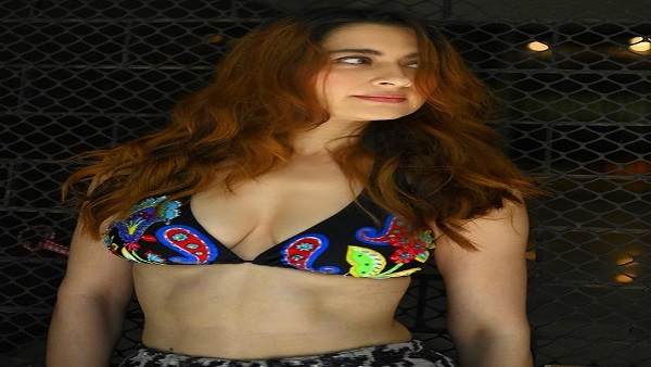  बाथ टॉवल में फोटोशूट