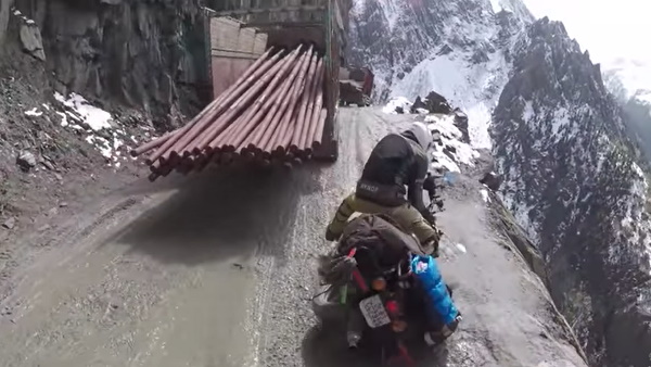 कीचड़ के चलते और खतरनाक हुई सड़क