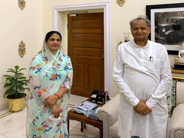 एमएलए प्रीति शक्तावत के पास रुपए