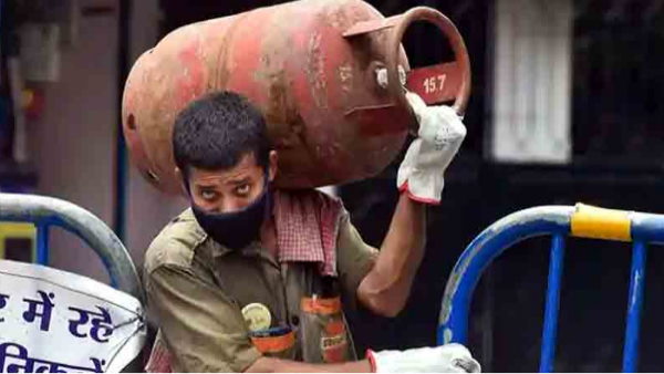 घरेलू रसोई गैस सिलेंडर की कीमतों में 15 रुपए की बढ़ोतरी