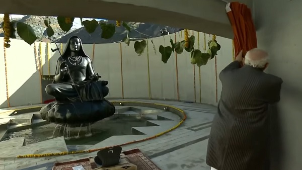 शंकराचार्य की समाधि स्थल पर ध्यान लगा रहे भक्त