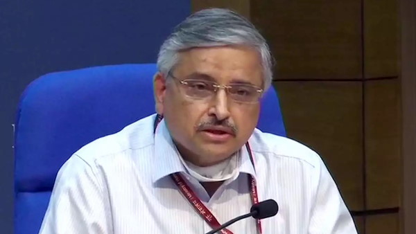 Omicron can spread infection by breaching the safety of Covid19 vaccine said AIIMS Chief Omicron can spread infection by breaching the safety of Covid19 vaccine said AIIMS Chief