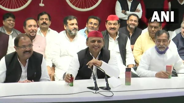 इत्र के डिब्बे पर अखिलेश यादव