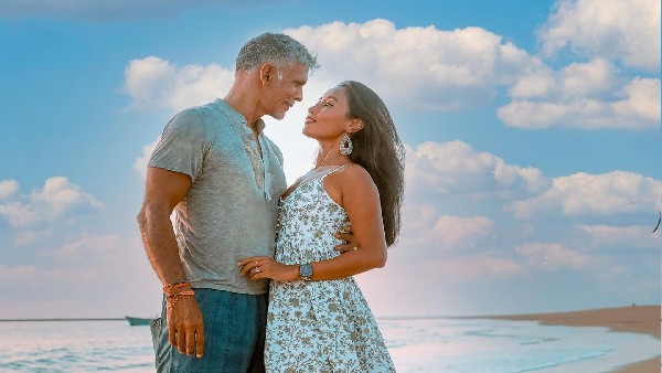 आंखों में आंखें..पूल में साथ