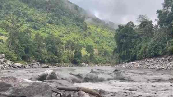 कामेंग नदी का पानी अचानक हुआ काला