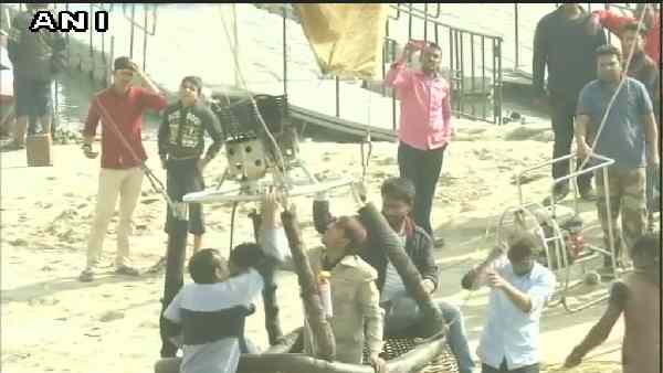 वाराणसी में हॉट एयर बैलून शो का बैकग्राउंड