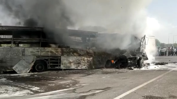  25 यात्री बस में फंस गए