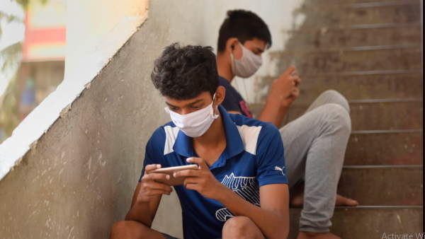 देर तक फोन के इस्तेमाल की आदत से परेशानी देर तक फोन के इस्तेमाल की आदत से परेशानी