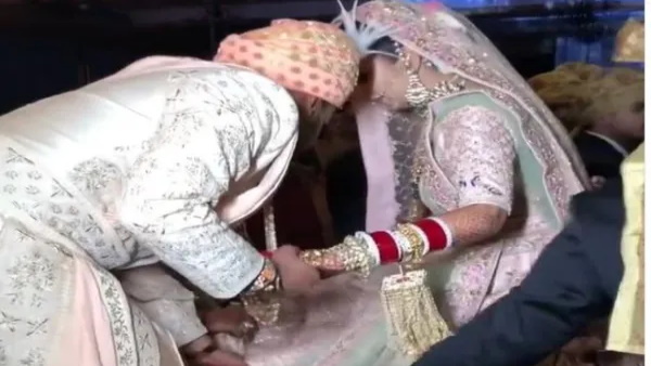 लहंगे में फंसी दुल्हन लहंगे में फंसी दुल्हन