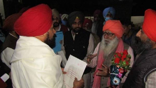 आम आदमी से खुलकर कर रहे मुलाक़ात