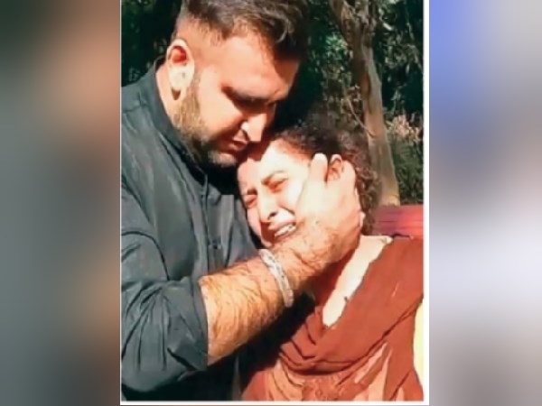 कार दो फाड़ हो गई