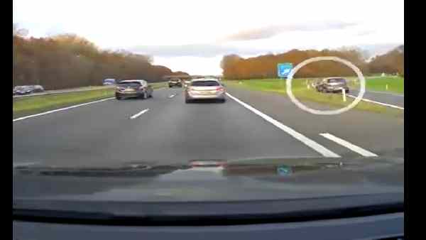 महिला की कार के आगे रोक दी अपनी कार