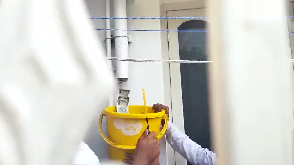 पाइप से नोट इकट्ठा करने के लिए बाल्टी का इस्तेमाल करना पड़ा पाइप से नोट इकट्ठा करने के लिए बाल्टी का इस्तेमाल करना पड़ा