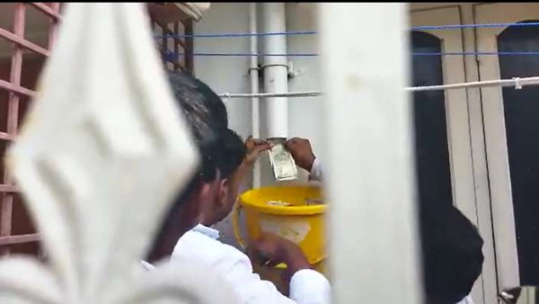 घर के पाइप से लाखों रुपए का कैश बरामद घर के पाइप से लाखों रुपए का कैश बरामद