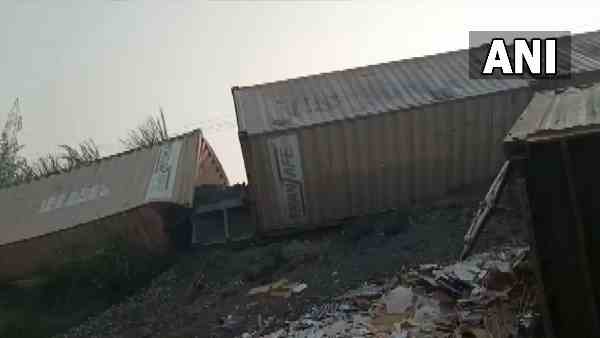 Chandauli: eight coaches of goods train derailed near Jafarpur village Chandauli: eight coaches of goods train derailed near Jafarpur village