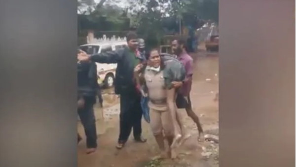 पेड़ के नीचे कई घंटों तक दबा रहा शख्स