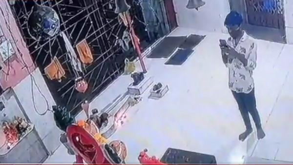 पहले भगवान के छुए पैर, साथ में खिंचवाई फोटो पहले भगवान के छुए पैर, साथ में खिंचवाई फोटो