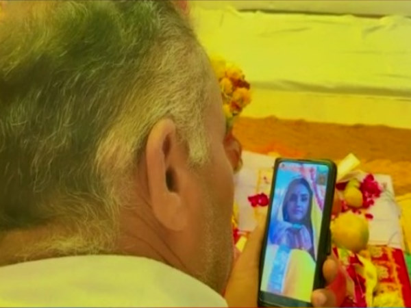 पंडित राजस्थान में और दूल्हा-दुल्हन सिडनी में