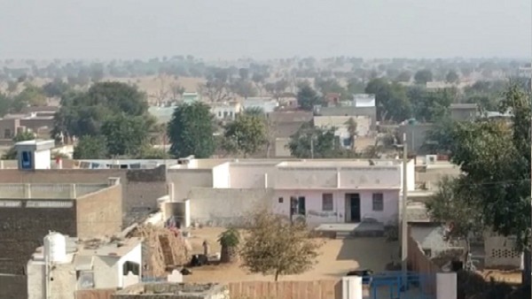 गांव के आज भी दो मंजिला मकान नहीं गांव के आज भी दो मंजिला मकान नहीं