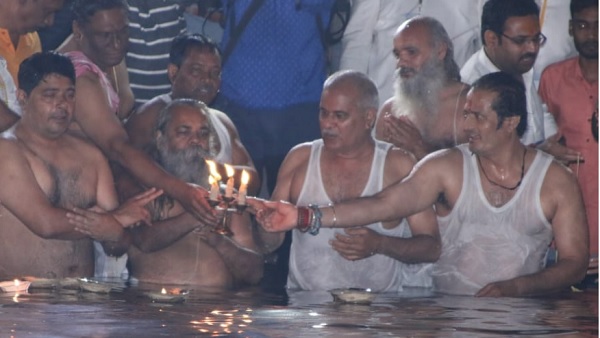 Kartik Purnima: CM बघेल ने महादेव घाट पर लगाई आस्था की डुबकी Kartik Purnima: CM बघेल ने महादेव घाट पर लगाई आस्था की डुबकी